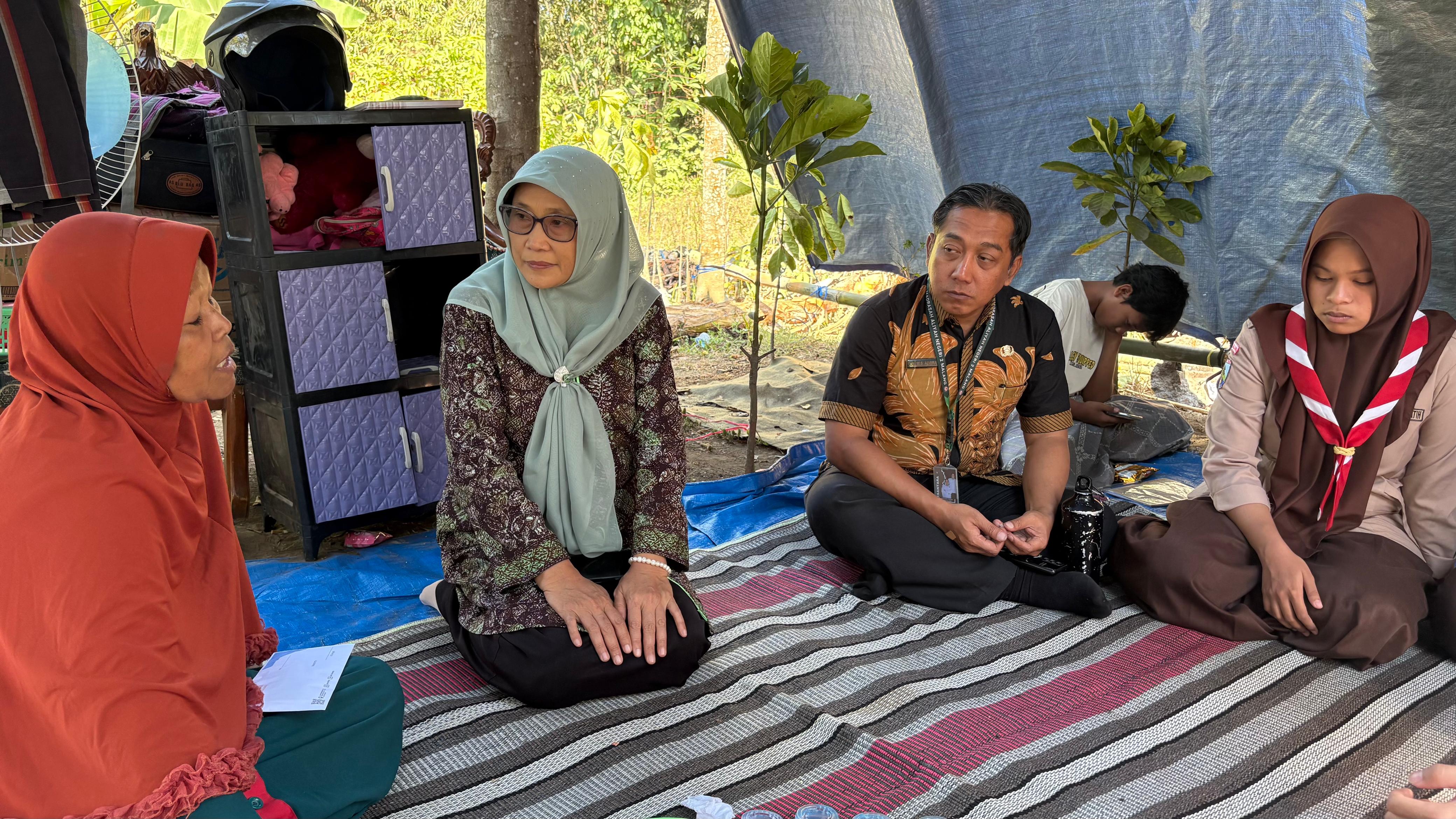 Wujud Kepedulian Sesama, MAN 2 Malang Salurkan Donasi dan Bantu Pembersihan Rumah Korban Kebakaran