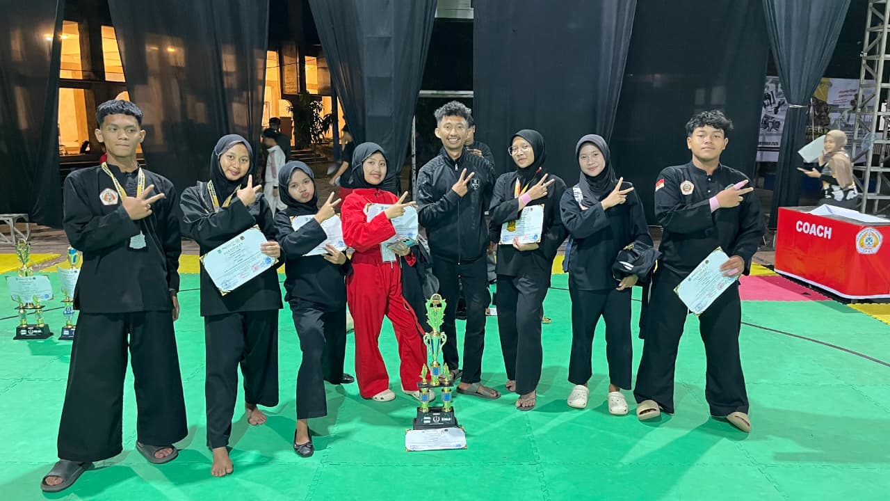 Kebanggaan Madrasah! Kontingen Pencak Silat MAN 2 Malang Raih Juara Umum 2 di Ganesha Cup 3