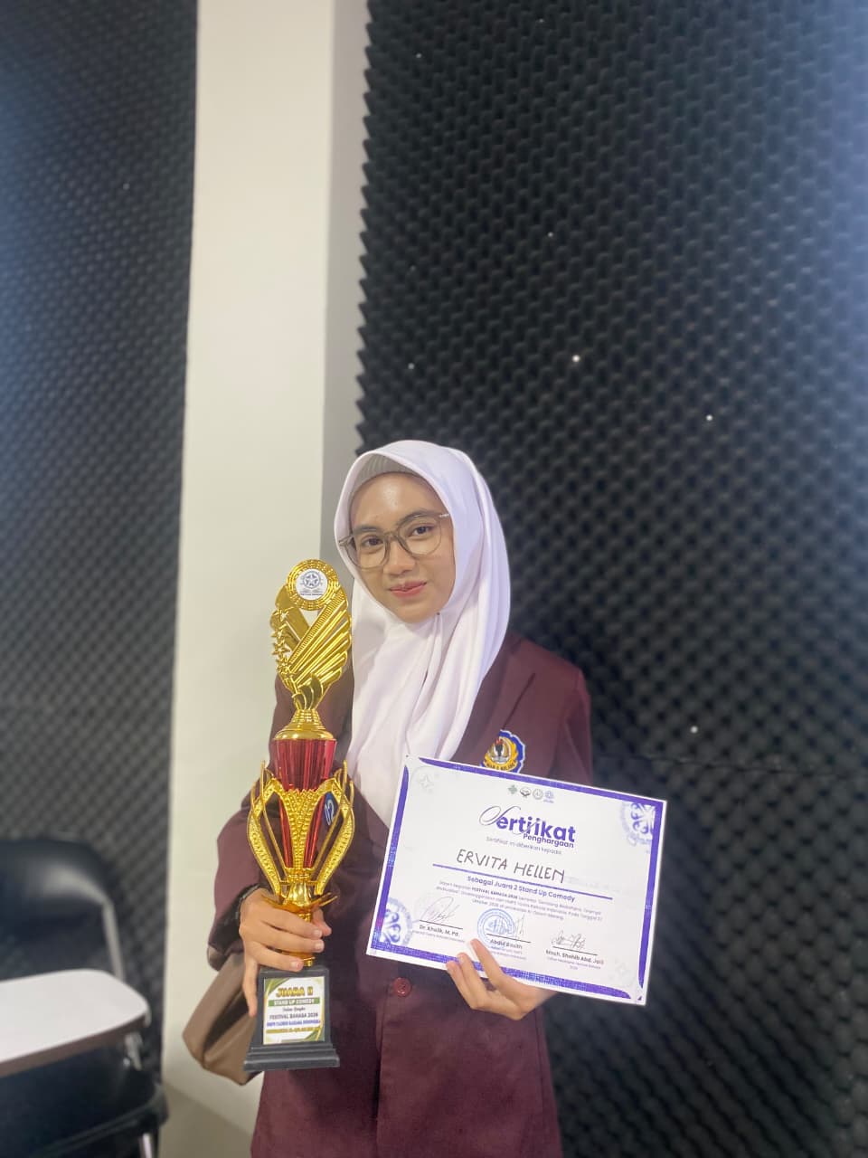 Gelak Tawa Berbuah Prestasi: Ervita Hellen Putriyana Raih Juara 2 Stand Up Comedy Festival Bulan Bahasa 2026