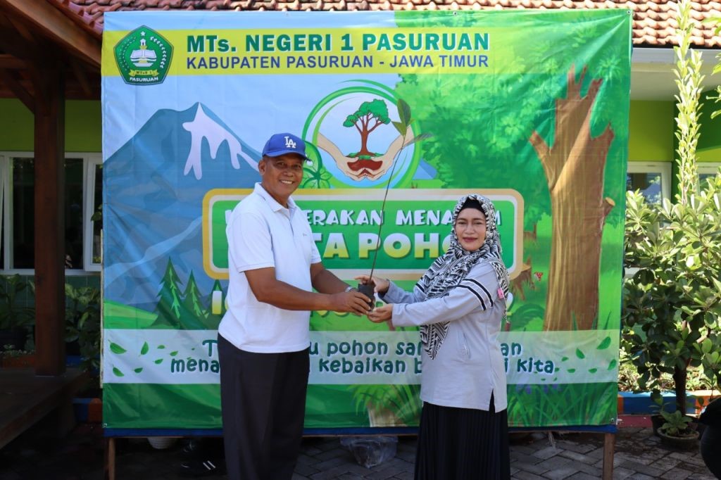 Civitas Akademik Antusias Ikuti Gerakan Menanam Sejuta Pohon